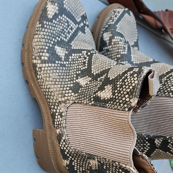 Chic Snakeskin Pattern Ankle Boots - Picture 8 of 8